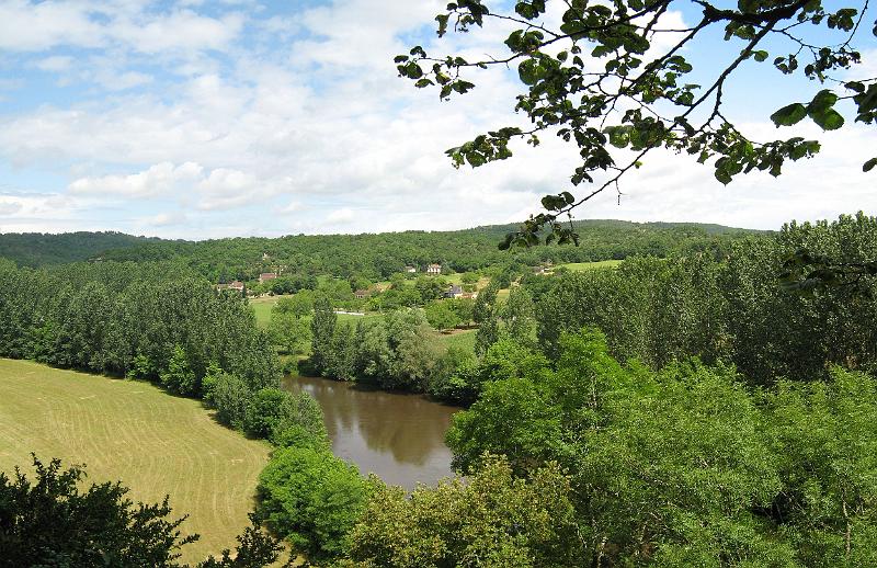 La Roque St-Christophe_uitzicht.jpg - Uitzicht over het dal van de Vézère vanaf de Roque St-Christophe.Deze foto is een samenvoeging van 3 foto's.
